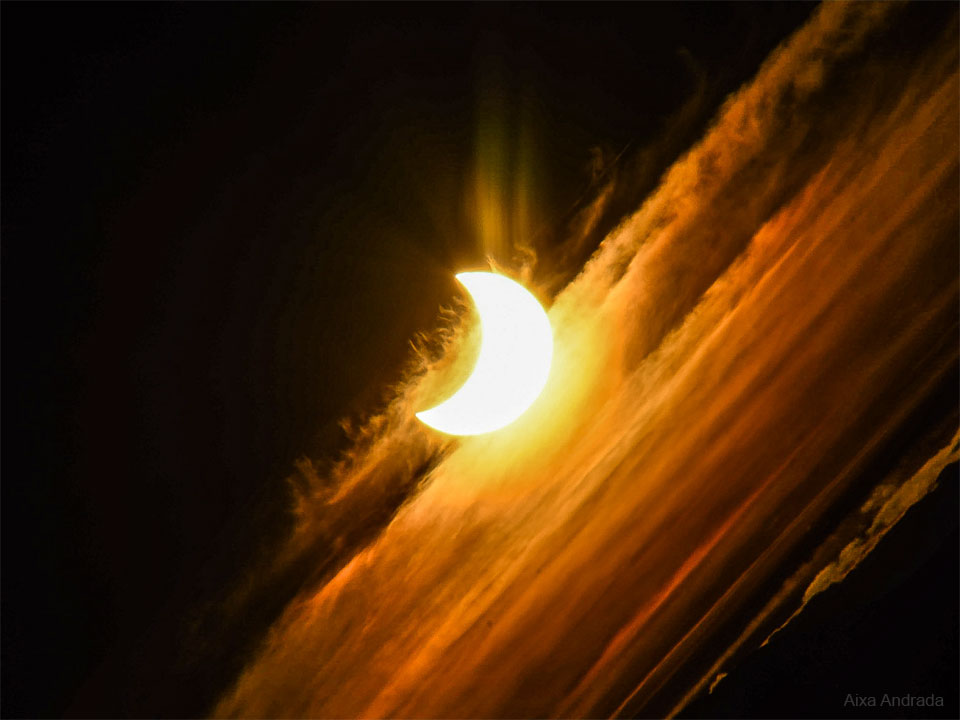 Sonnenfinsternis hinter Wolken über Patagonien in Argentinien.