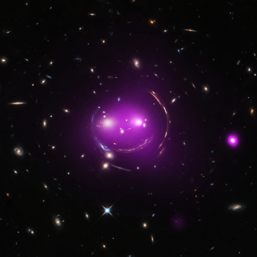 Diese Grinsekatze im Sternbild Ursa Major ist ein Galaxienhaufen, der dahinter liegende Galaxien zu Bögen verzerrt, wie von Einsteins Allgemeiner Relativitätstheorie vorhergesagt.