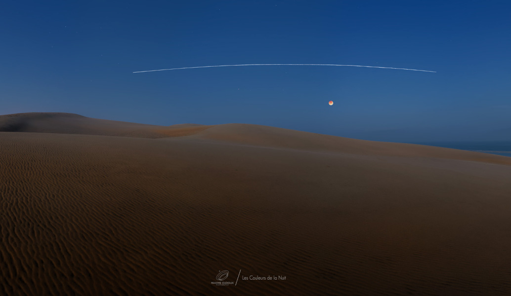 Mondfinsternis und die Internationale Raumstation ISS bei der Dune du Pilat in Frankreich