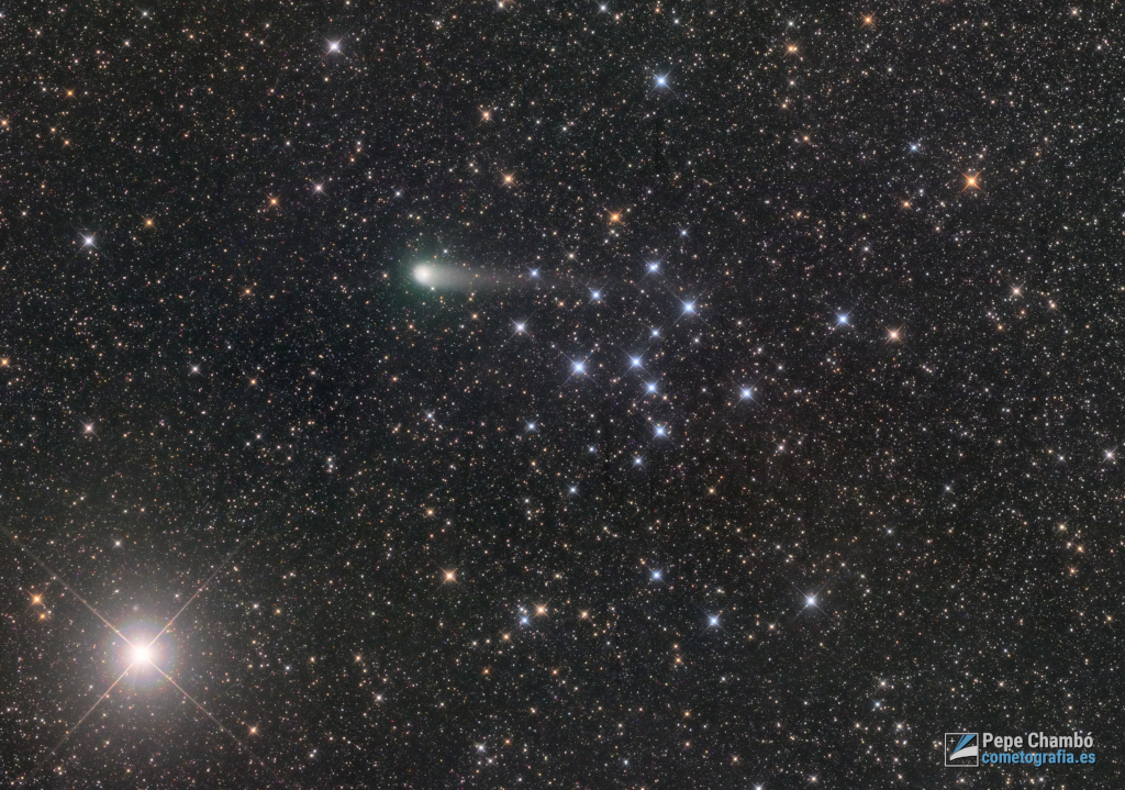 Komet C/2017 K2 (PanSTARRS) neben dem offenen Sternhaufen IC 4665 und dem hellen Stern Beta Ophiuchi im Sternbild Schlangenträger