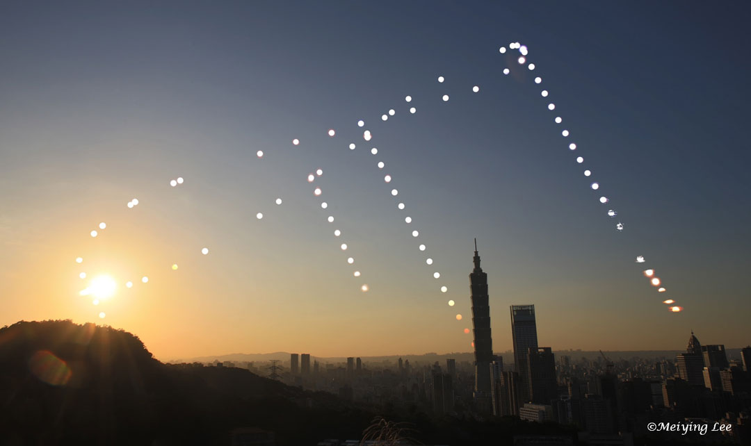 Dieses Analemma aus Teipeh zeigt den Bewegung der Sonne am Himmel im Lauf eines Jahres, die Einzelbilder wurden immer nachmittags zur selben Zeit fotografiert.