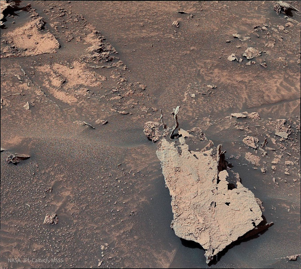 Der Rover Curiosity im Krater Gale auf dem Mars zeigt kleine Felsfinger, die auf früheres Wasser schließen lassen.
