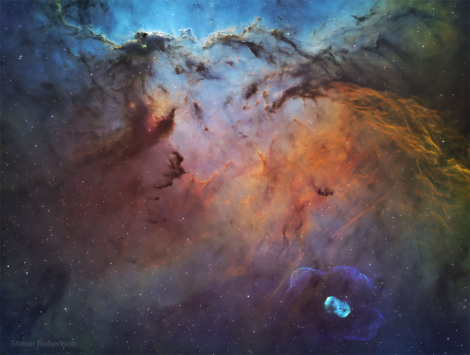 Das Bild zeigt Drachen aus Gas und Staub im Nebel NGC 6188 sowie den planetarischen Nebel NGC 6164 im Sternbild Altar.