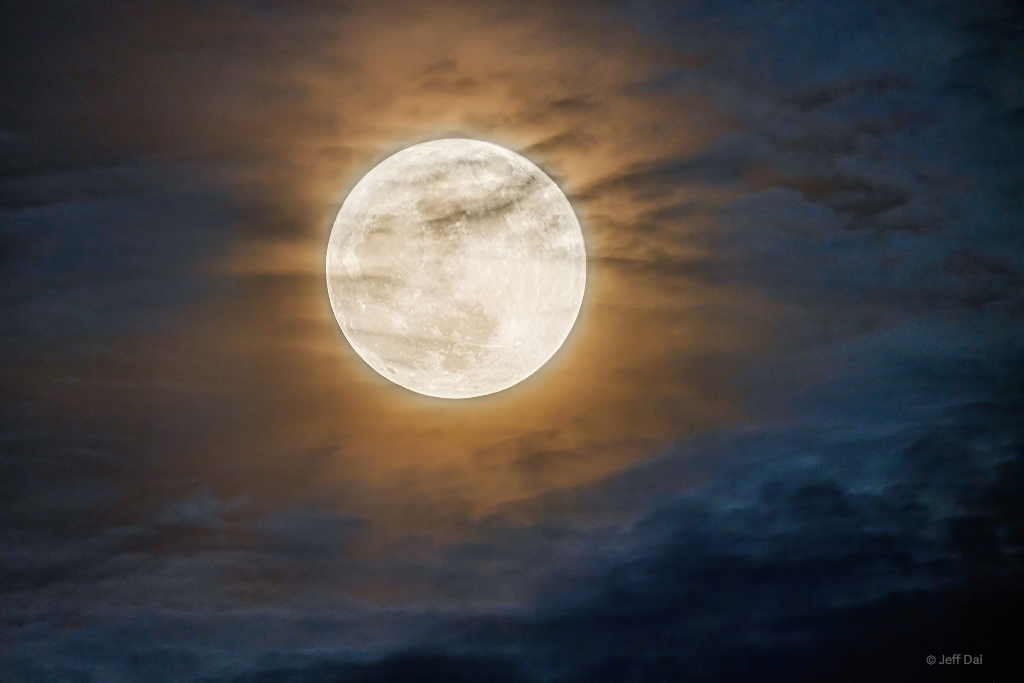 Der erste Supervollmond im Jahr 2022, auch Erdbeermond genannt, fotografiert in Chongqing in China.