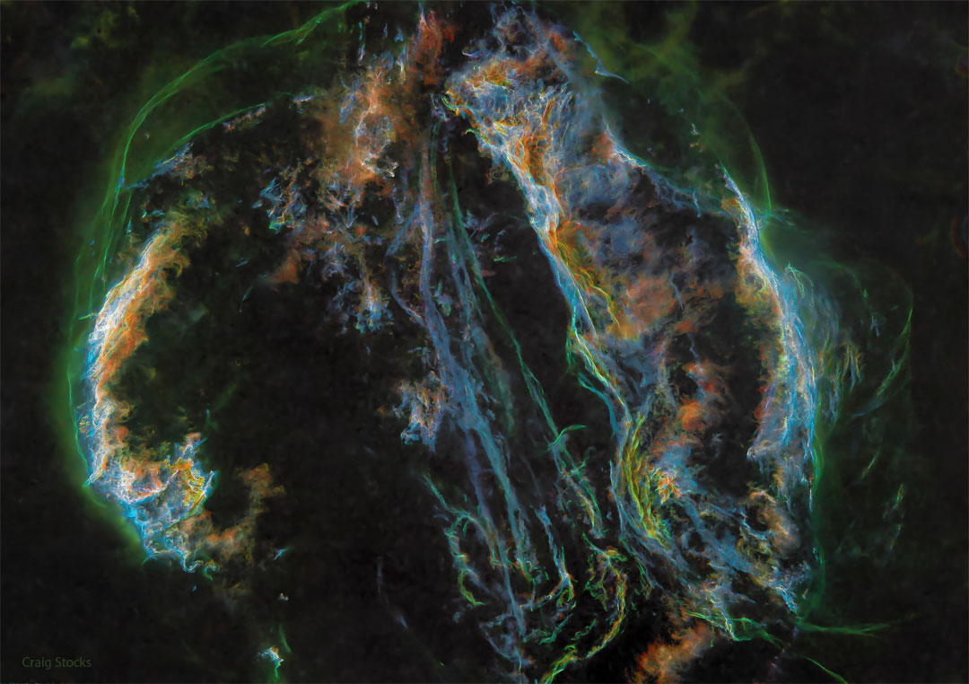Das Bild zeigt eine Kombination von Langzeitbelichtungen des Schleiernebels, den leuchtenden, gasförmigen Überresten einer einer Supernova, die vor etwa zehntausend Jahren stattfand.