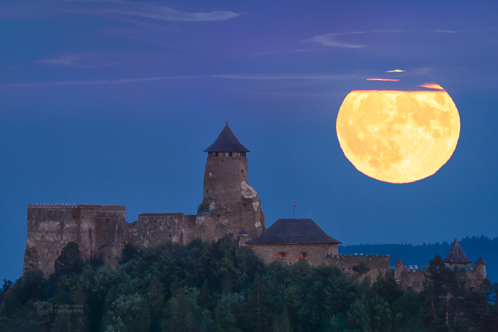 Vollmond über der Lublauer Burg in der Slowakei