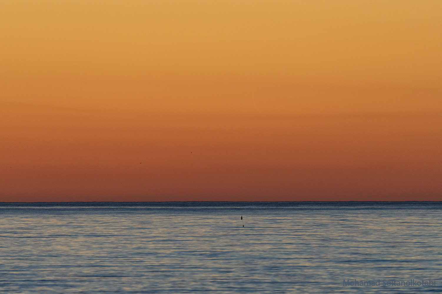 Der Mond ist auf diesem Bild, das kurz nach Neumond auf Sant Martí d'Empúries in Spanien entstand, eine kaum erkennbare Sichel.