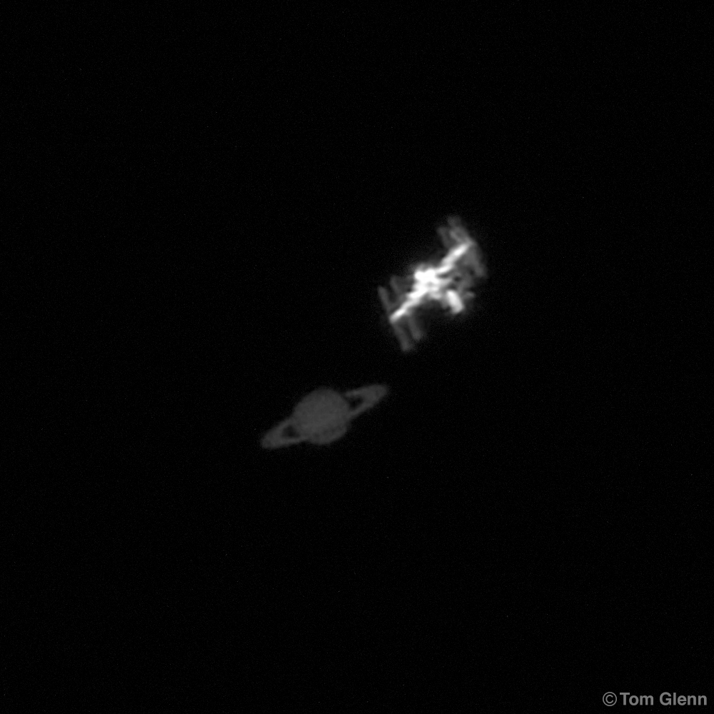 Der Planet Saturn und die Internationale Raumstation ISS posieren zusammen auf diesem Einzelbild aus einem Hochgeschwindigkeitsvideo