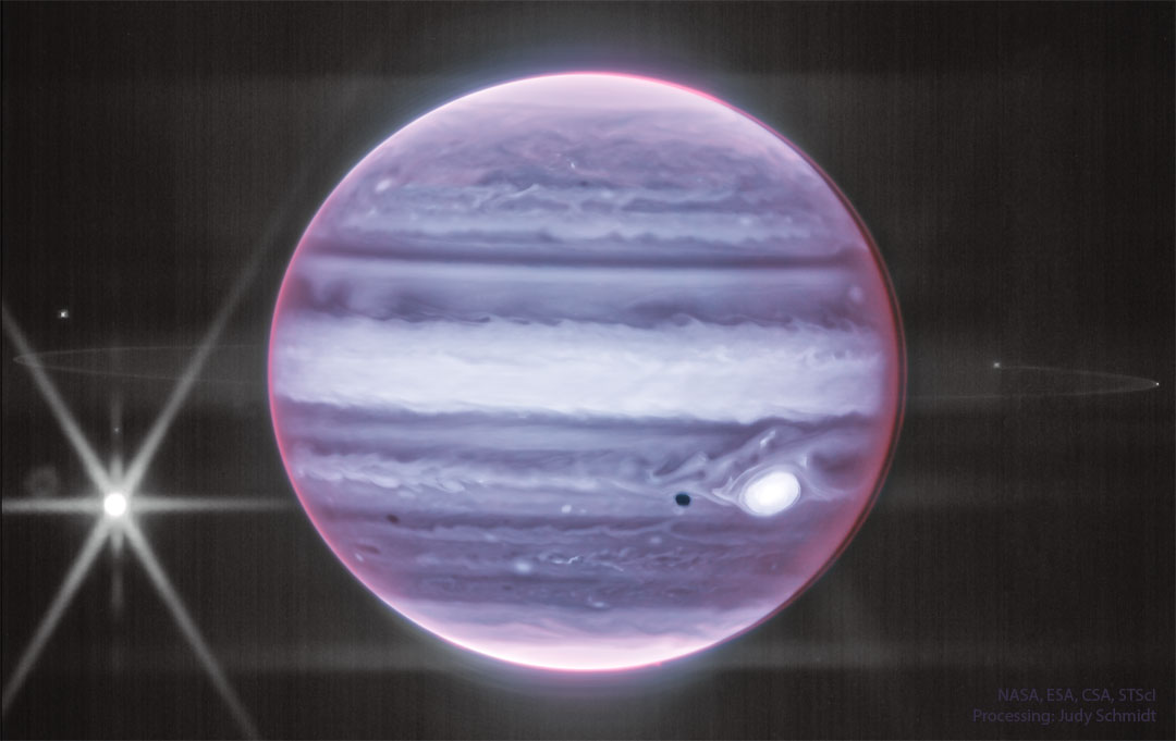 Das Bild zeigt Jupiter im infraroten Licht, aufgenommen vom vom Weltraumteleskop James Webb aufgenommen wurde. Man sieht die Wolken, den Großen Roten Fleck, der hell erscheint, und einen auffälligen Ring um den Riesenplaneten.