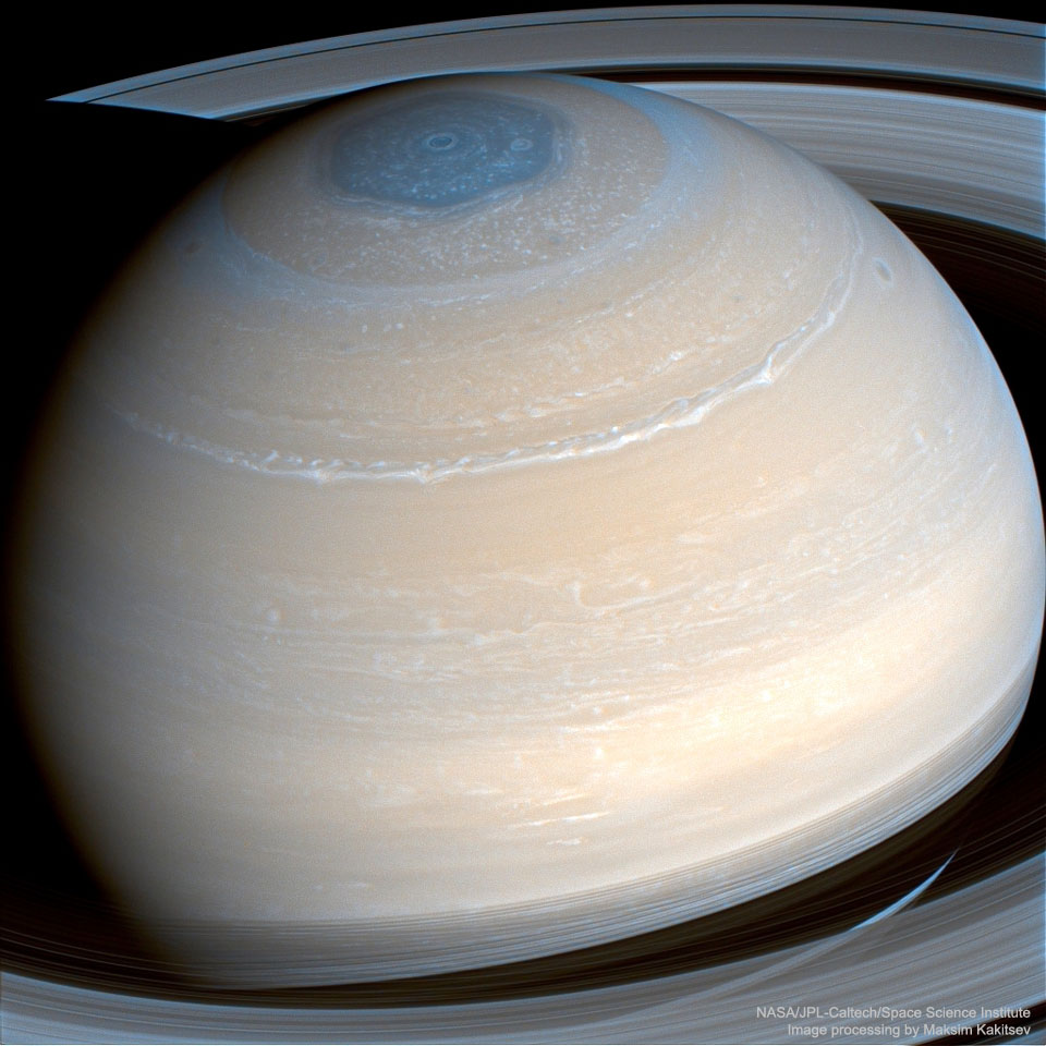 Die Raumsonde Cassini zeigt den Blick auf Saturn mit Ringen und dem rätselhaften Sechseck, einer beständigen Wolkenstruktur am Nordpol.