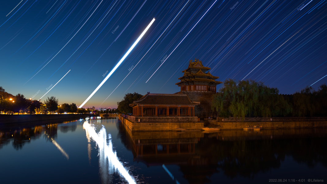Die Strichspuren aller Planeten im Sonnensystem und der Mondsichel am Morgenhimmel über der chinesischen Verbotenen Stadt in Peking.