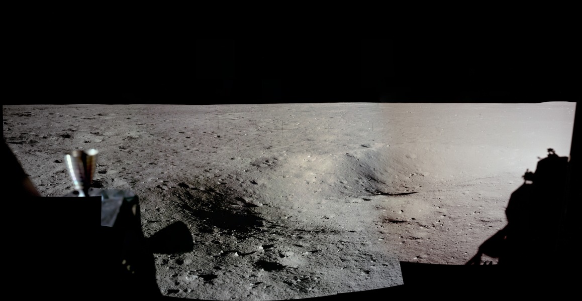 Dieses Panorama vom Landeplatz der Mission Apollo 11 wurde aus Bildern erstellt, die durch die Fenster der Mondlandefähre Eagle fotografiert wurden.