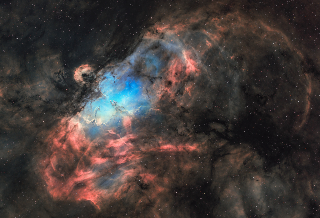 Das Bild zeigt den Adlernebel Messier 16 im Sternbild Schlange mit seinen berühmten Staubskulpturen, den Säulen der Sternbildung, die mit dem Weltraumteleskop Hubble abgebildet wurden.