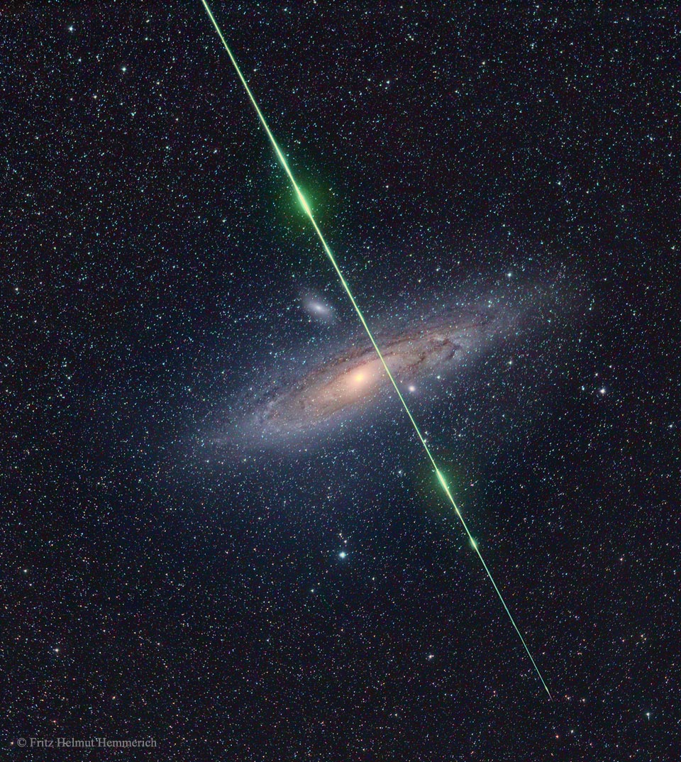 Ein Meteor blitzt vor der fernen Andromeda-Galaxie Messier 31 auf