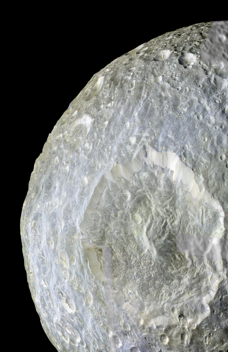 Die Raumsonde Cassini nahm bei ihrem Rekord-Vorbeiflug an dem kleinen Saturnmond Mimas dieses detailreiche Bild des Kraters Herschel auf.