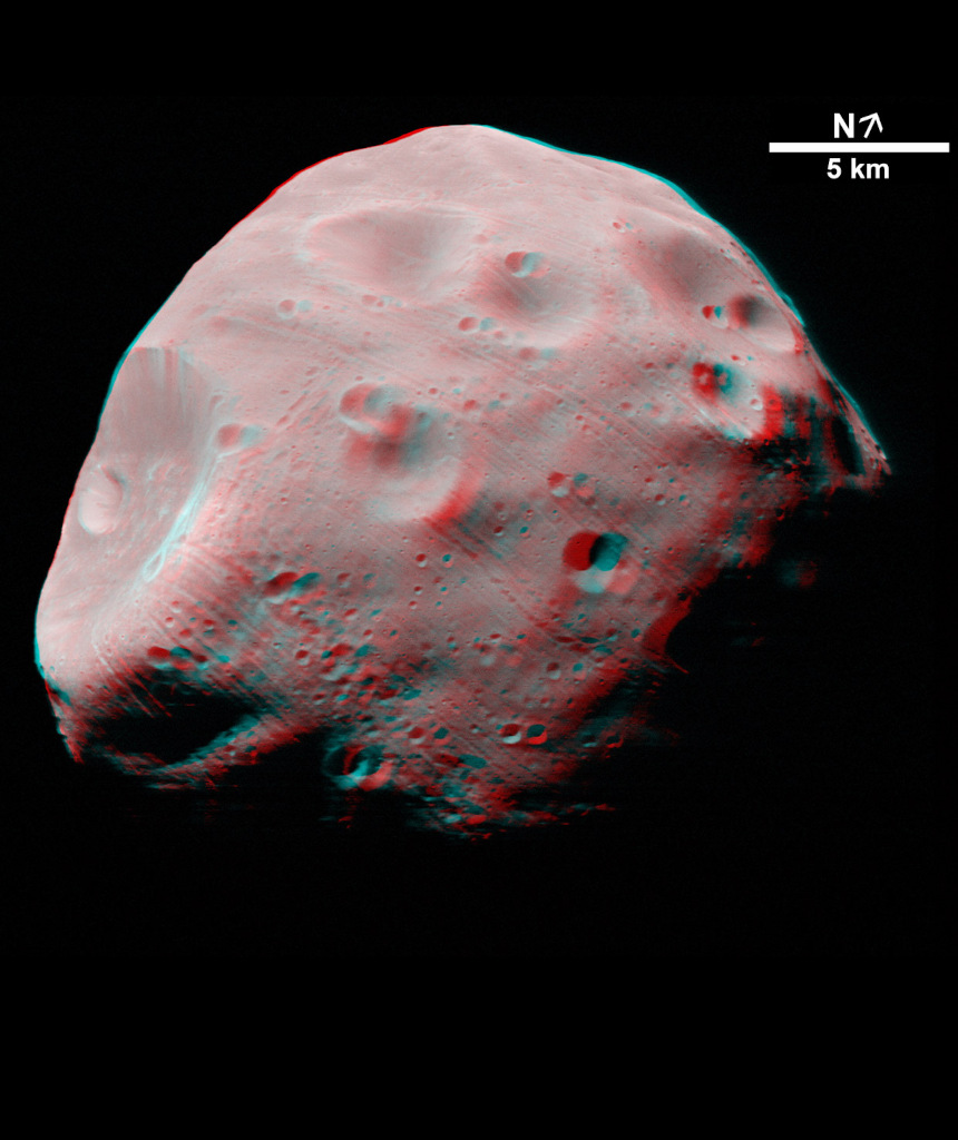 Der Marsmond Phobos ist von Rillen und Kratern überzogen, hier ist er als Stereo-Anaglyphe abgebildet, die Bilddaten stammen von der Raumsonde Mars Express der Europäischen Weltraumagentur ESA.