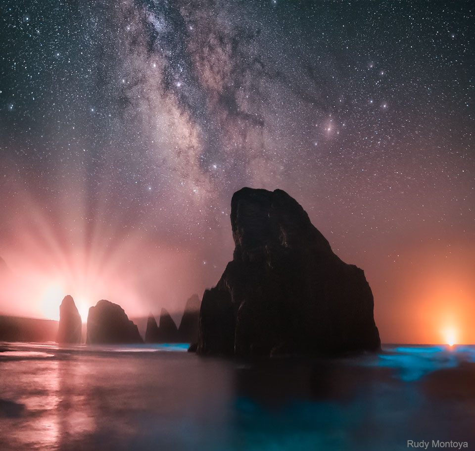 Biolumineszenz beleuchtet das Wasser auf dieser Szene mit Brandungspfeilern im Meer an der Küstenstraße von Oregon.