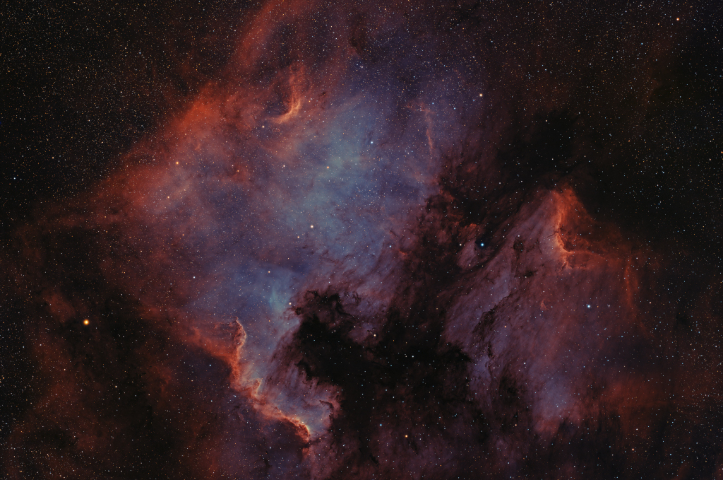 Das Bild zeigt die Emissionsregionen Nordamerikanebel und Pelikannebel im Sternbild Schwan.