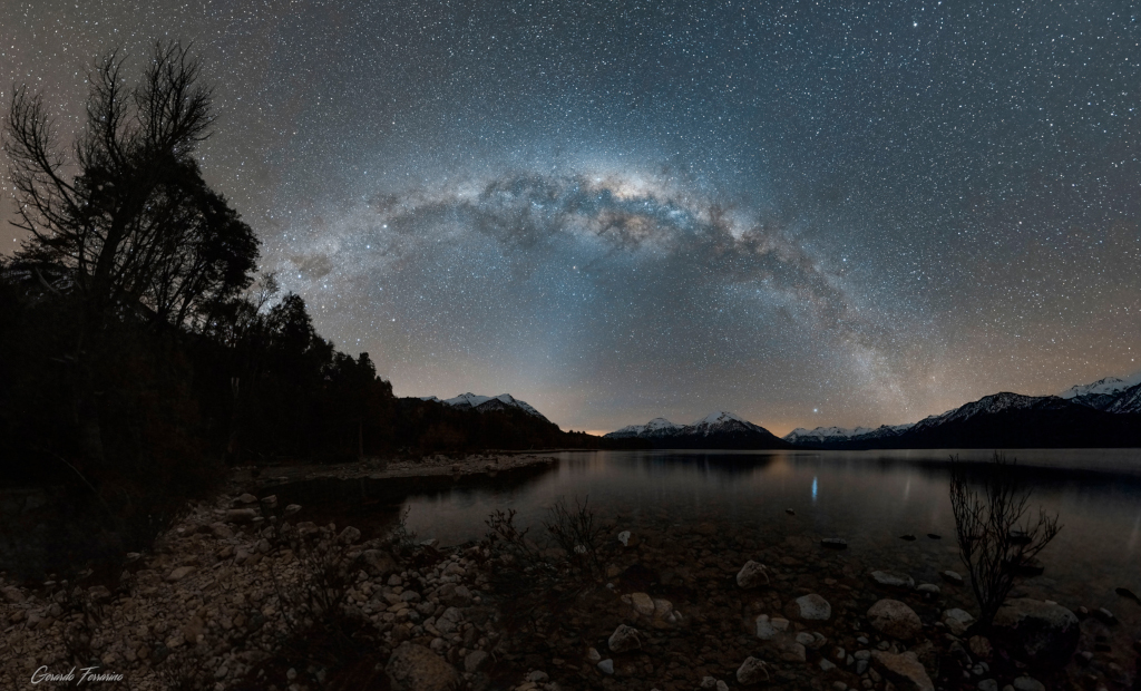 Das Bild zeigt die Milchstraße in einer Winternacht im August über dem argentinischen Trafulsee bei Neuquén.