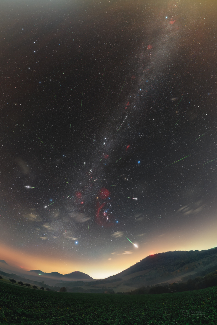 Das Panorama mit Milchstraße aus den Bergen in der Nähe von Prešov in der Slowakei zeigt Meteore der Orioniden.