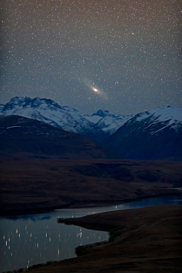 Diese Nahaufnahme vom Mount-John-Observatorium zeigt die Andromedagalaxie tief im Norden über den Südlichen Alpen auf der Südinsel von Neuseeland.
