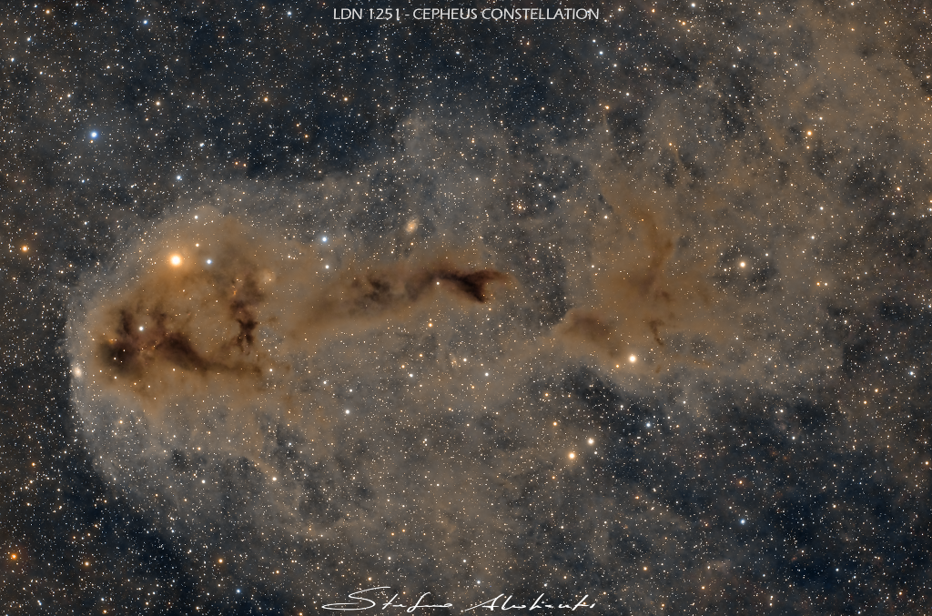 Das Bild zeigt den Dunkelnebel LDN 1251 in der Kepheus-Flare-Region, in desse Inneren neue Sterne entstehen.