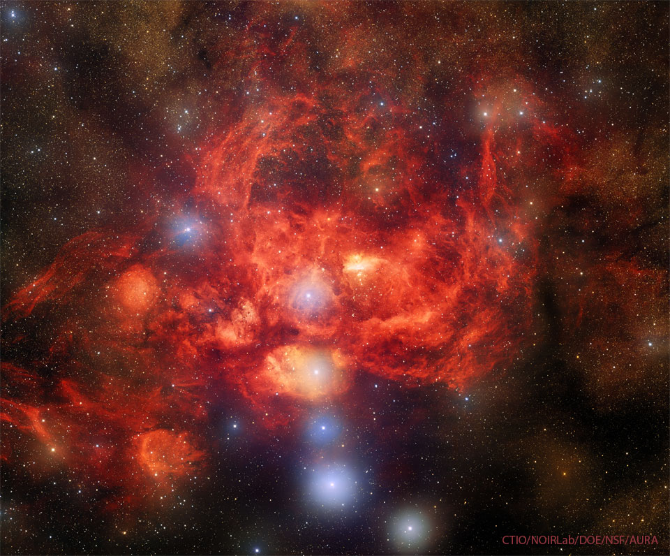 Das Bild zeigt den rötlich leuchtenden Hummernebel NGC 6357 mit dem offenen Sternhaufen Pismis 24.