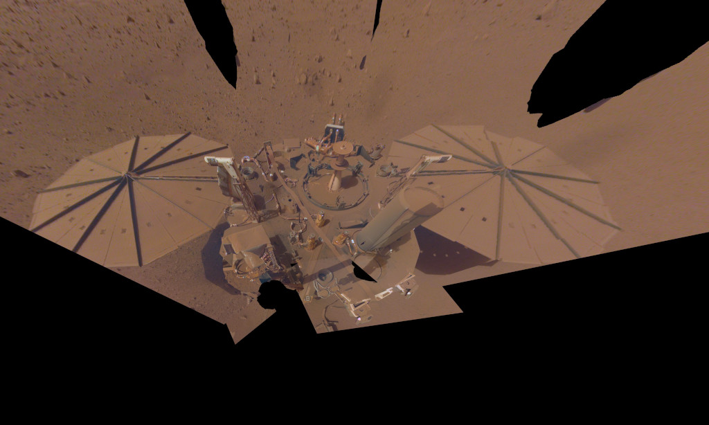 Das Bild zeigt die staubbedeckten Solarpaneele der Marslandesonde InSight, die voraussichtlich nicht mehr lange genug Energie liefern können.