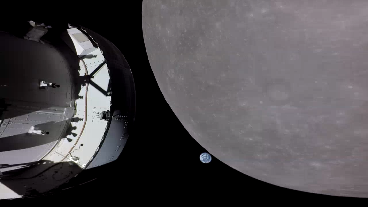Das Bild zeigt, wie die Erde aus der Perspektive des Raumschiffs Orion gerade hinter dem Mond verschwindet.