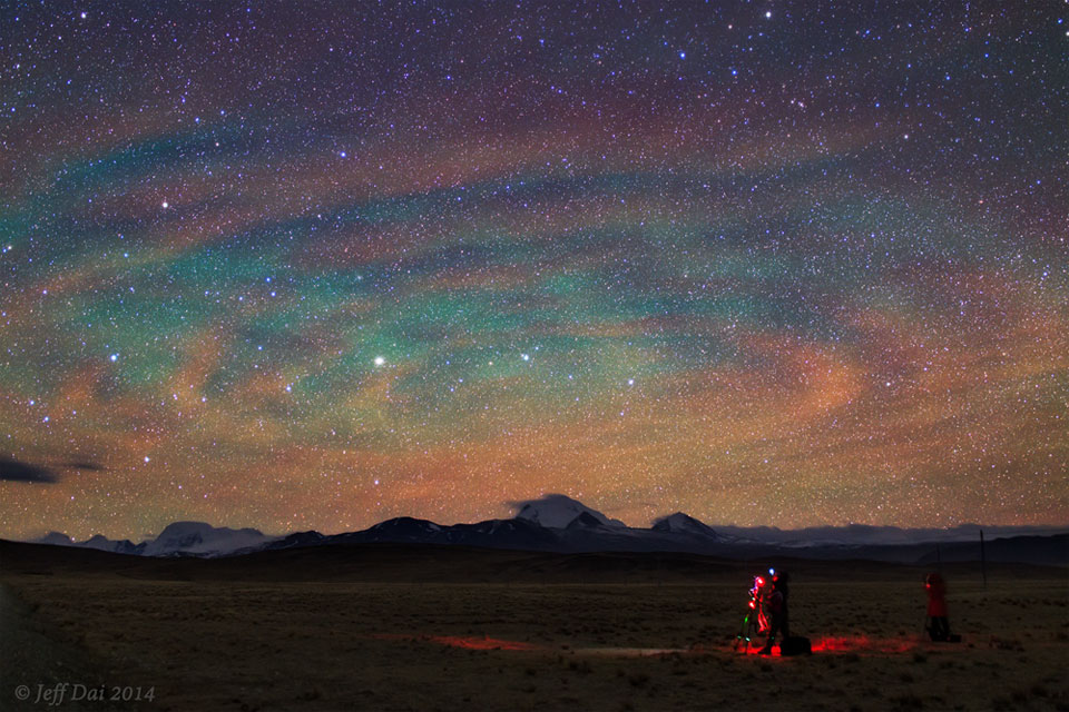 Schwerewellen über Tibet erzeugen dieses Muster aus Nachthimmellicht nach einem schweren Gewitter.