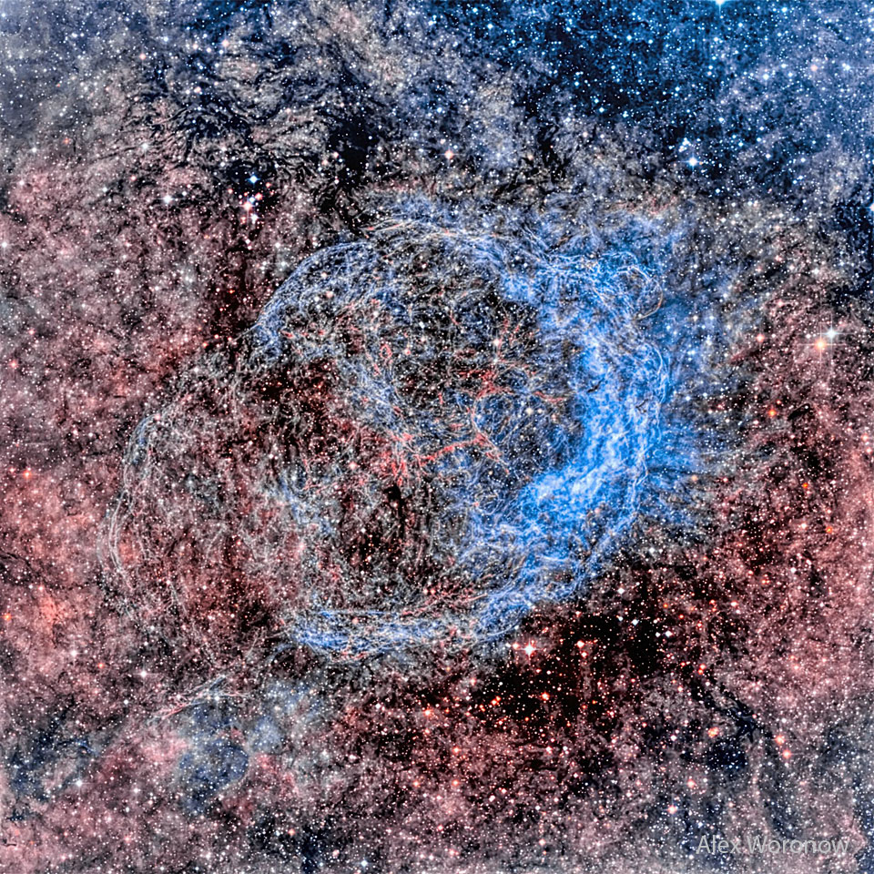 Das Bild zeigt den Wolf-Rayet-Stern WR-18, der vom Nebel NGC 3199 umgeben ist. Der Nebel hat eine faserartige Struktur und ist auf einer Seite heller.