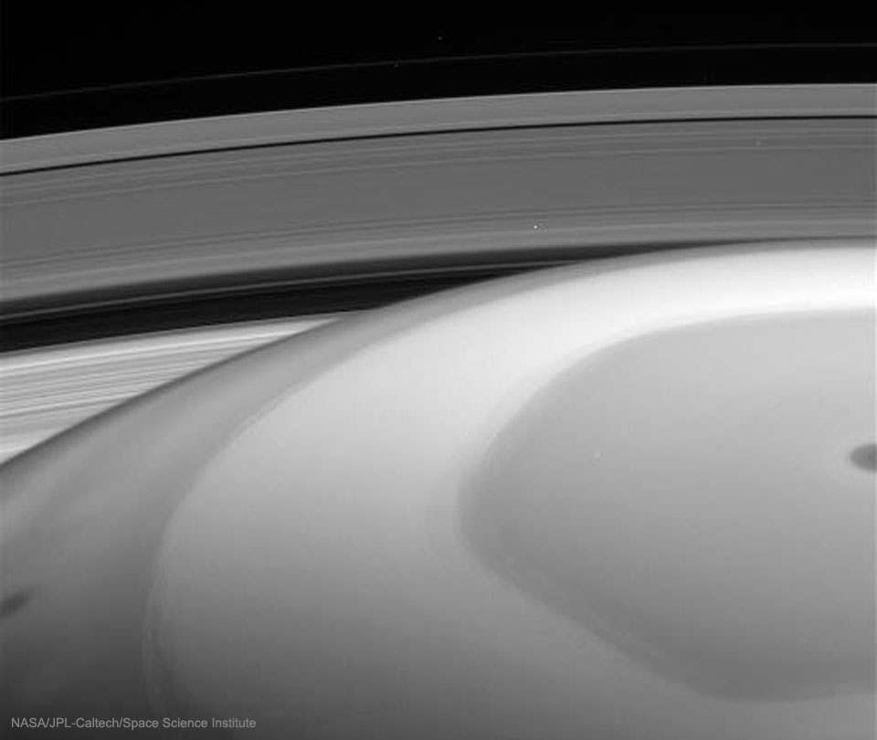 Das Bild zeigt das Sechseck am Nordpol von Saturn aus der Nähe, fotografiert von der Raumsonde Cassini bei einem nahen Vorbeiflug gegen Missionsende.