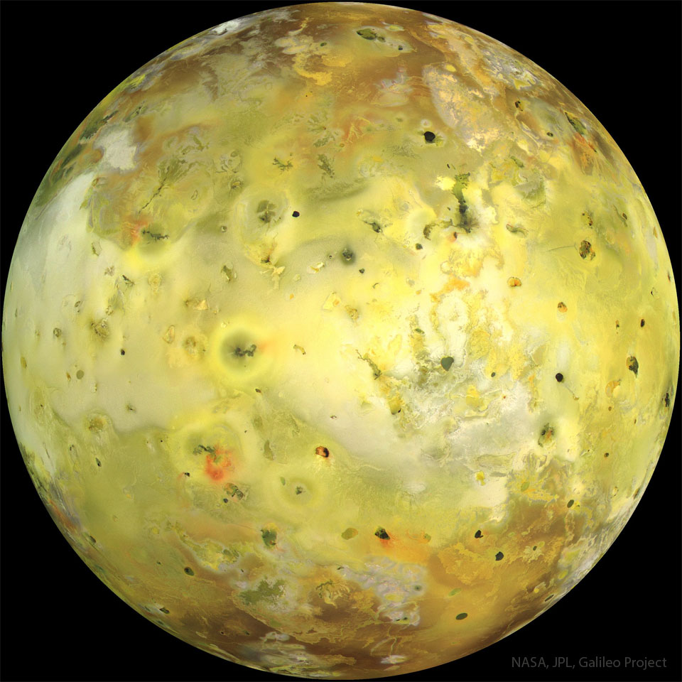 Das Bild zeigt den vulkanischen Jupitermond Io in leuchtend gelben Farben.