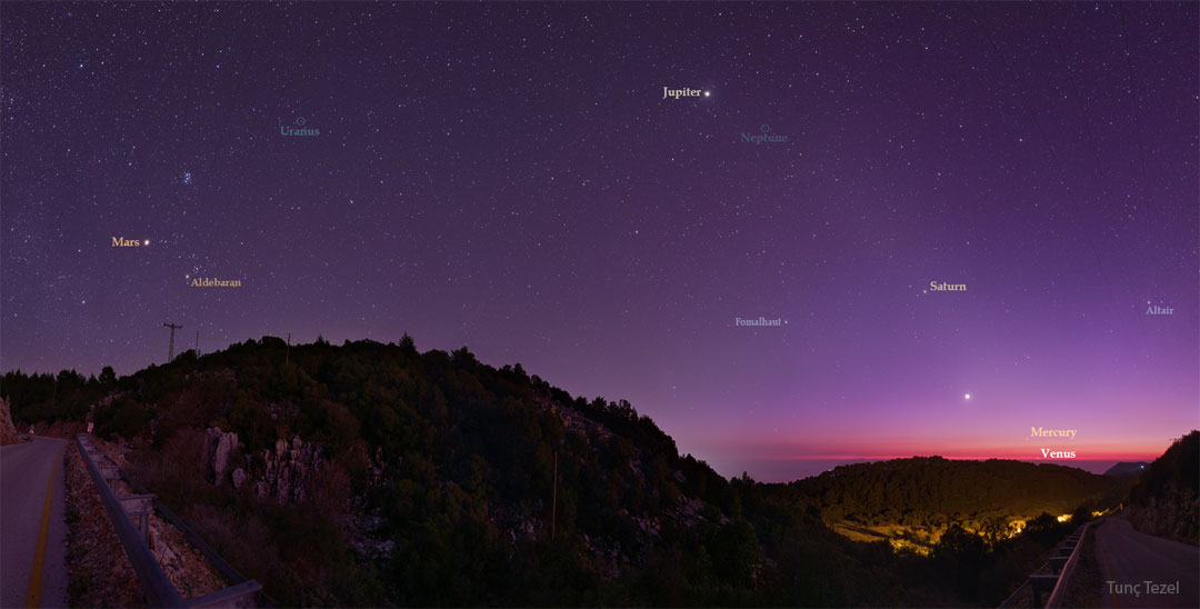 Abendhimmel mit allen 8 Planeten und hellen Sternen über dem türkischen Dorf Gökçeören.