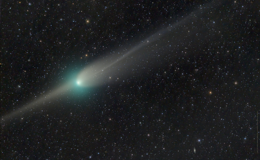 Komet C/2022 E3 ZTF besitzt eine grünliche Koma, einen breit ausgefächerten Staubschweif und einen schmalen, von der Sonne abgewandten Ionenschweif.