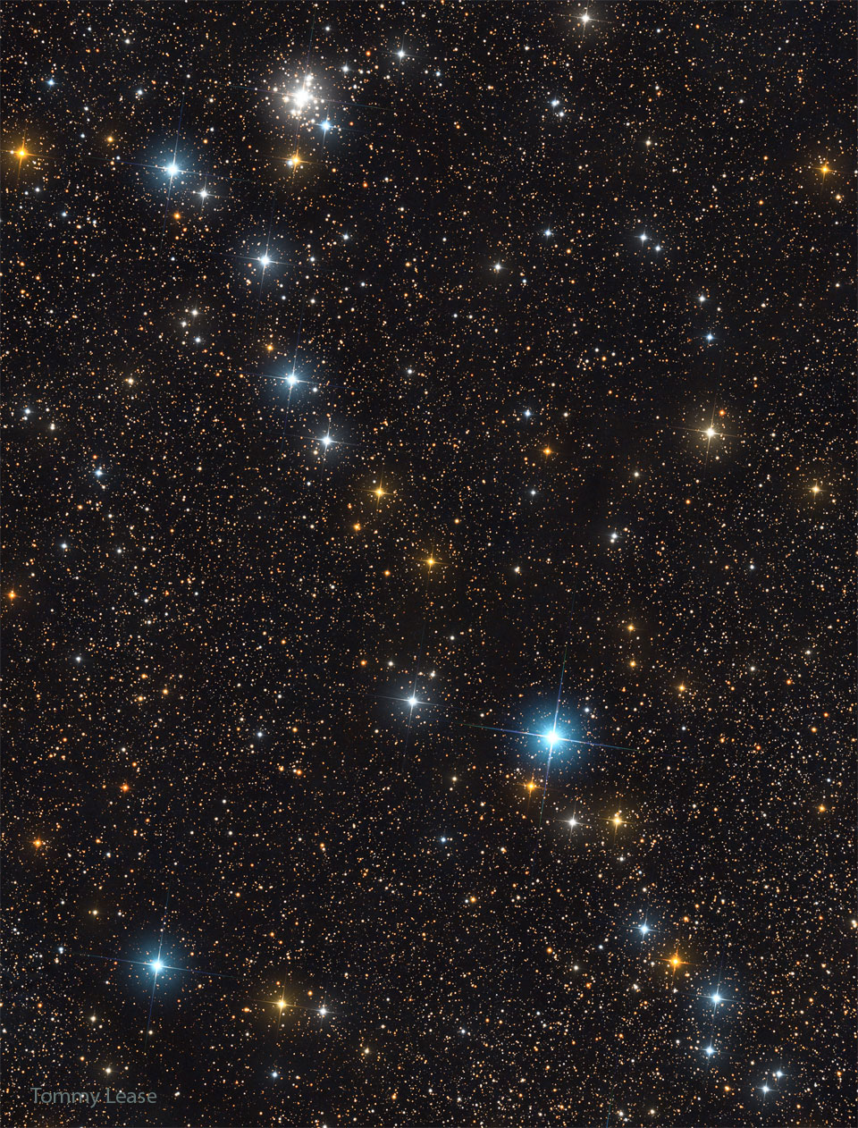 Der Asterismus Kembles Kaskade im Sternbild Giraffe verläuft diagonal durchs Bild, links oben befindet sich NGC 1502, der Jolly-Roger-Sternhaufen.