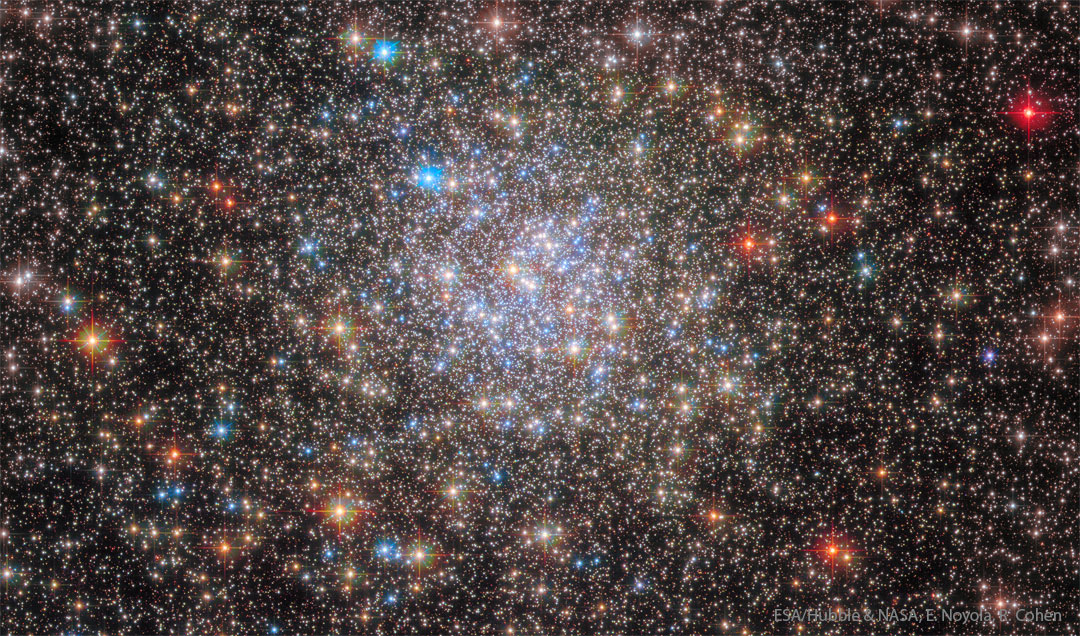 Der Kugelsternhaufen NGC 6355 besitzt im Zentrum helle, blaue Sterne, die schwächeen, röteren Sterne im Bild liegen nur zufällig in Richtung des Kugelsternhaufens.