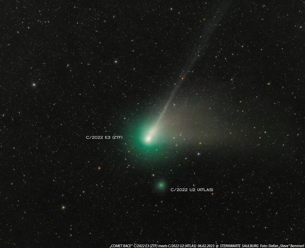 Der Komet ZDF ist von einer grünen Koma umgeben, sein Ionenschweif zeigt nach rechts oben. Links darunter leuchtet der viel kleinere, ebenfalls grünliche Komet ATLAS. Beschreibung im Text