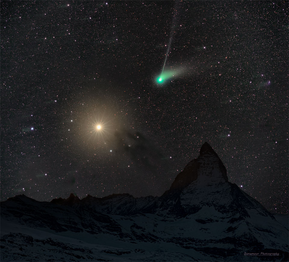 Über dem Gipfel des Matterhorns in den Alpen leuchtet links der helle Planet Mars, rechts darüber steht der Komet ZTF, sein grüner Schweif zeigt nach rechts, nach rechts oben zeigt ein dünner weißer Ionenschweif.