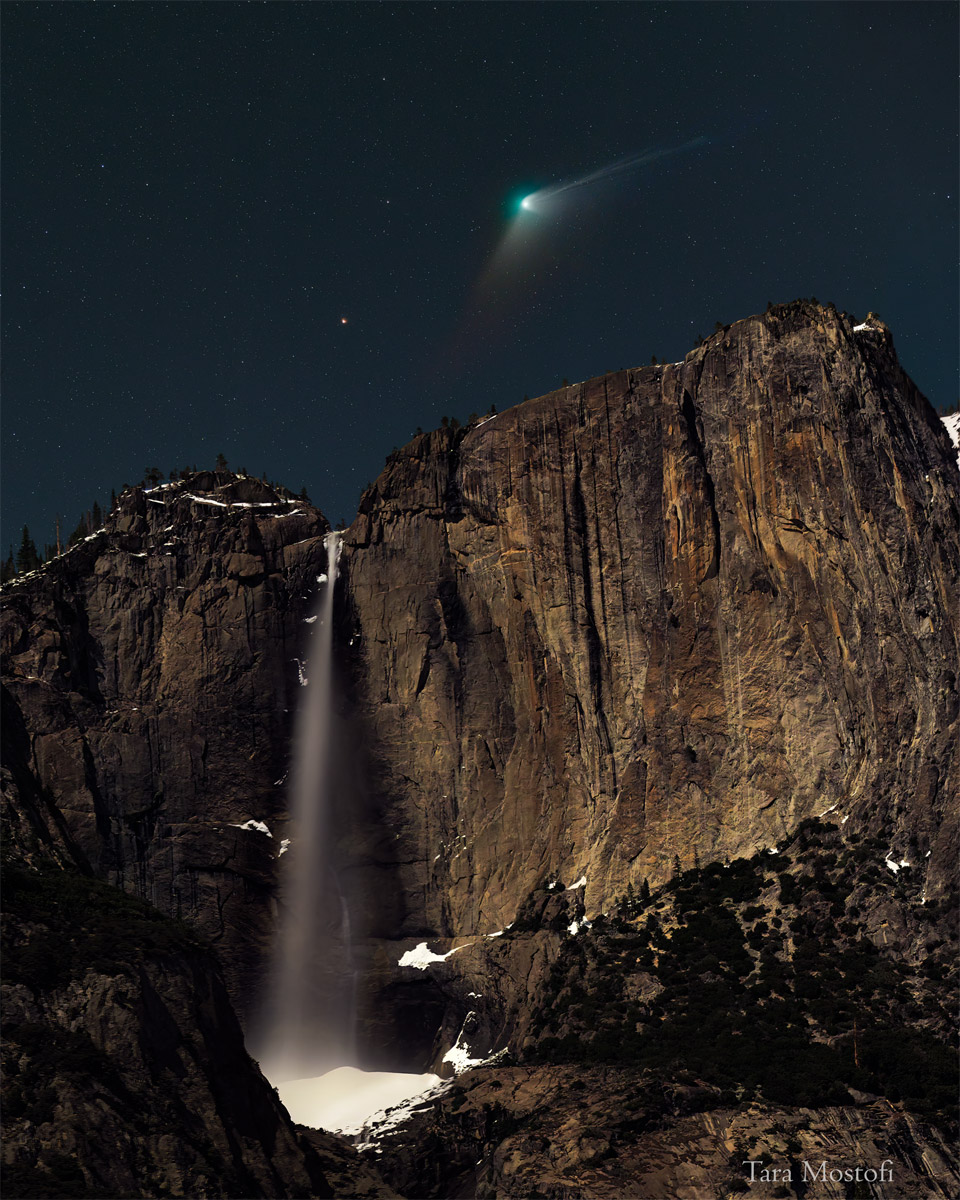 Über dem Wasserfall im Yosemite-Nationalpark leuchtet Komet ZTF am dunklen Himmel neben dem Planeten Mars links daneben.