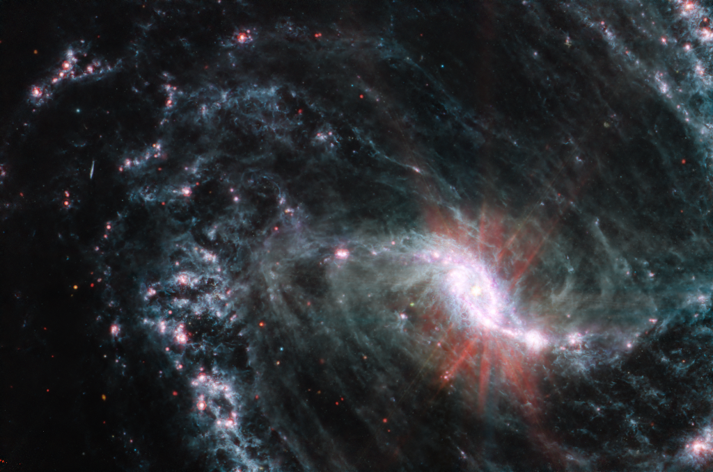 Das Bild zeigt das Innere der Balkenspiralgalaxie NGC 1365 mit wolkenartigen Spiralarmen.