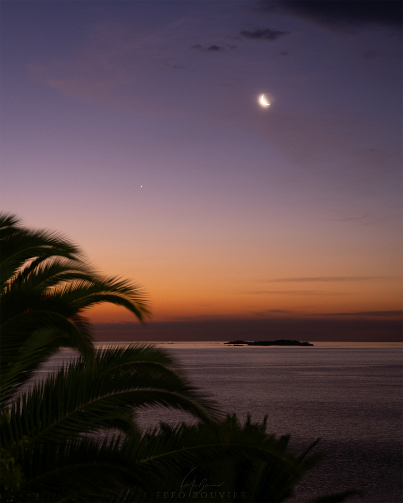 In der heiteren Abendlandschaft mit Blick über den Rio de la Plata leuchten die Planeten Venus und Jupiter, der neben dem Sichelmond steht.