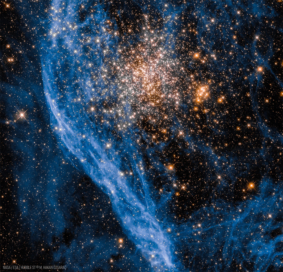 Links neben diesem Doppelsternhaufen in der Großen Magellanschen Wolke sind die blauen Fasern von Supernovaüberresten zu sehen.