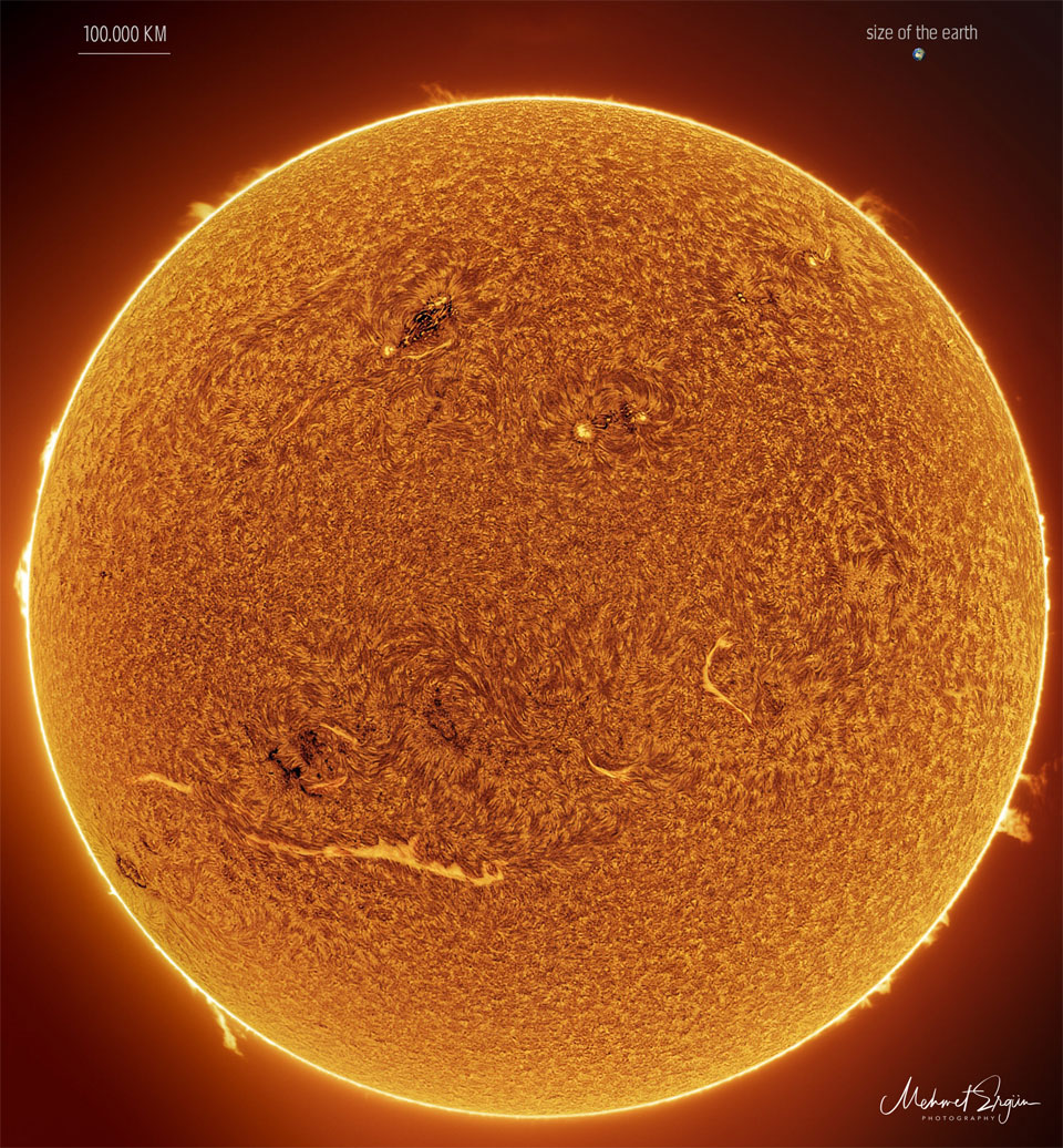 Die orangefarbene Sonnenscheibe ist zum Rand hin heller. Am Rand sind Sonnenfackeln zu sehen, die ganze Sonne ist von Spikulen und Filamenten bedeckt.