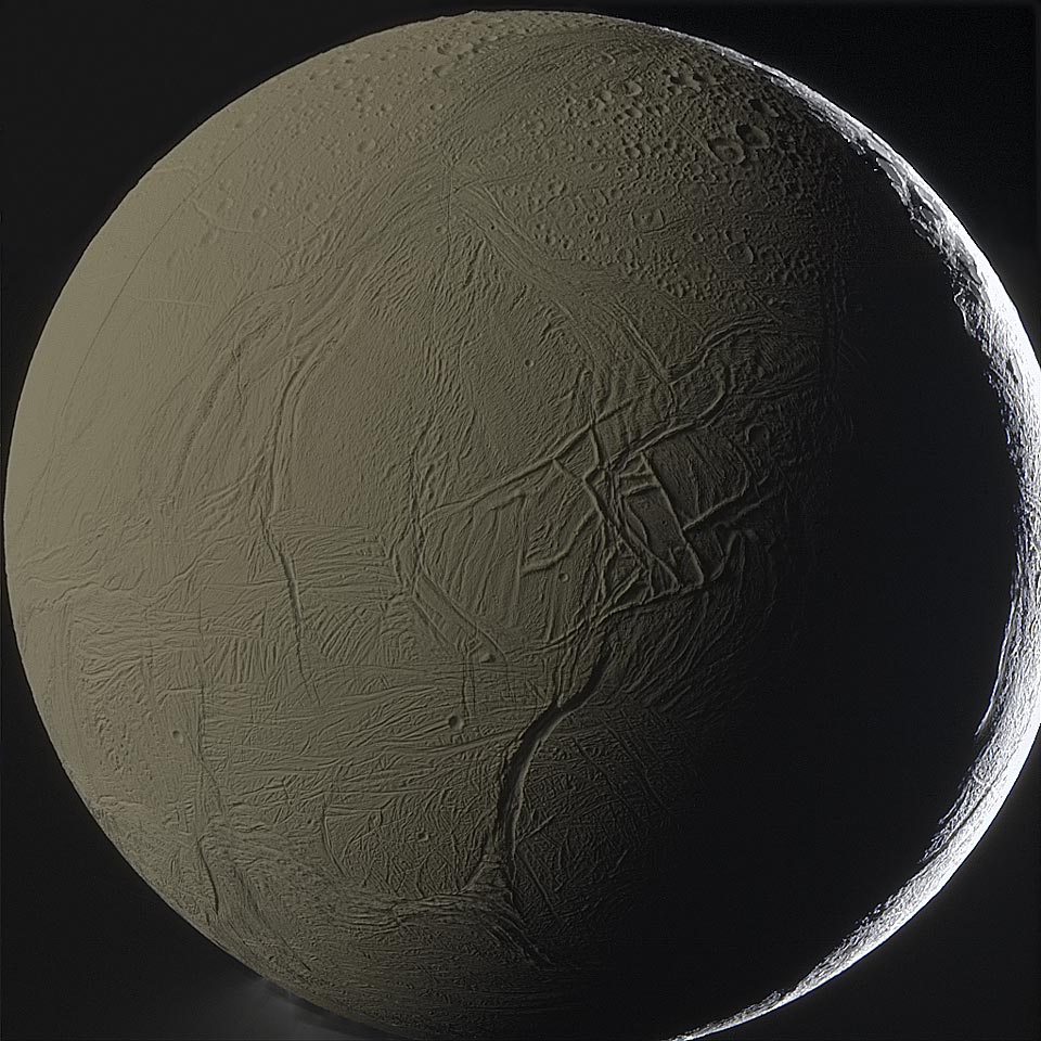 Der Saturnmond Enceladus wird hier großteils von Licht beleuchtet, das von Saturn reflektiert wurde. Rechts leuchtet eine schmale, sonnenbeleuchtete Sichel. Auf der Oberfläche sind zahlreiche Rillen erkennbar.