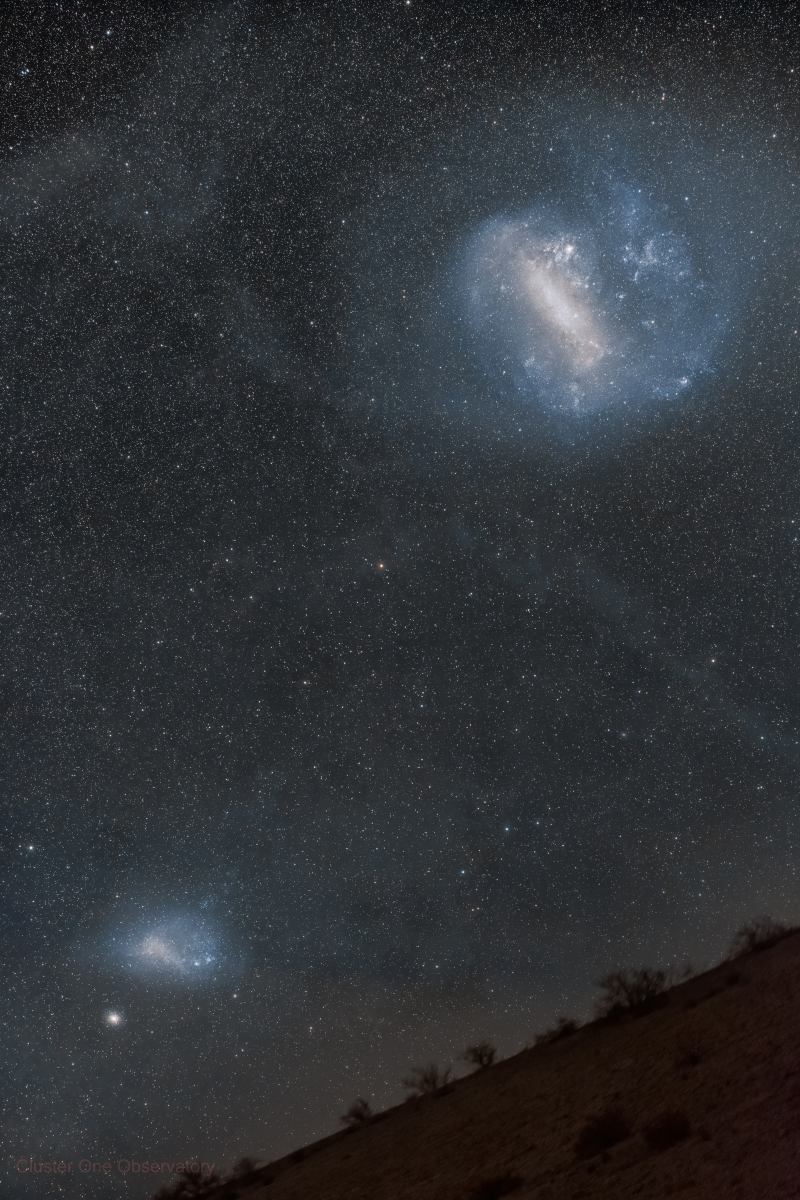 Diese Aufnahme des Nachthimmels auf der Südhalbkugel zeigt die Große und die Kleine Magellansche Wolke über der Atacamawüste in Chile.