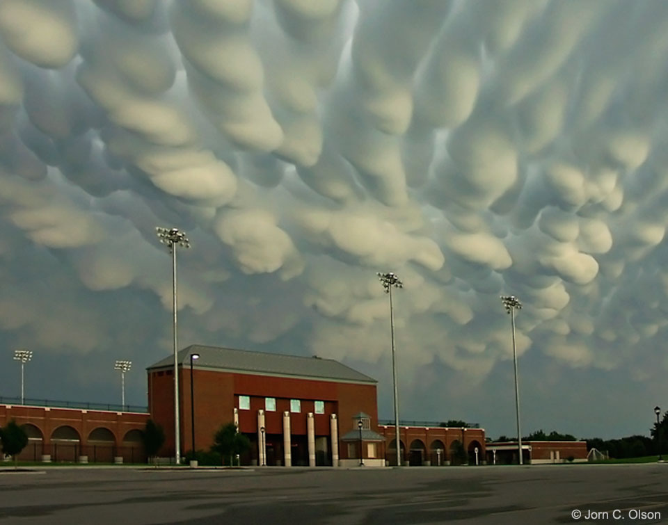 Die Mammatuswolken im Bild sind hängende Taschen, die seitlich von der Sonne beleuchtet werden.