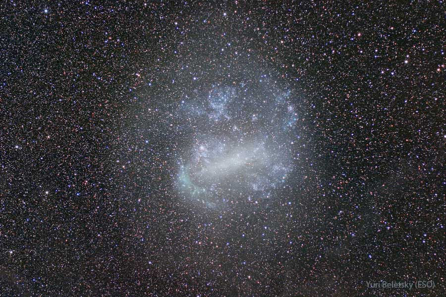 Die Große Magellansche Wolke hat einen Balken in der Mitte, sie ist von Sternwolken umgeben. Der Bildhintergrund ist voller Sterne.