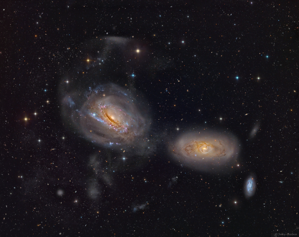 Die Galaxien NGC 3169 und NGC 3166 verschmelzen langsam zu einer einzigen. Beschreibung im Text.