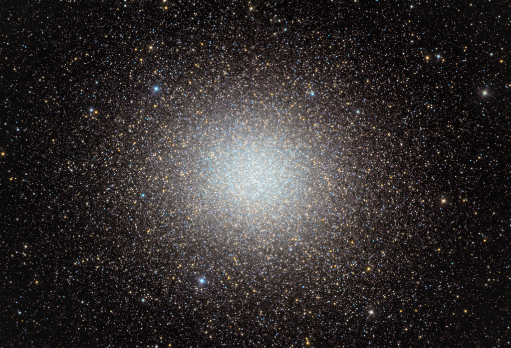 Auf dem Bild des riesigen Kugelsternhaufens Omega Centauri sind die Roten Riesen an einem gelblichen Farbton erkennbar.